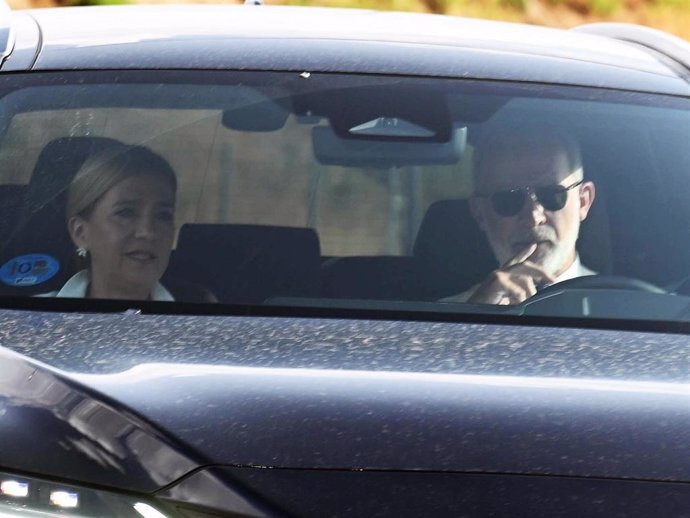 El Rey Felipe VI y la Infanta Cristina llegan a la boda de Victoria López Quesada y Enrique Moreno de la Cova en la finca Soto de Mozanaque en el municipio madrileño de Algete a 31 de Agosto de 2024 en Madrid (España).