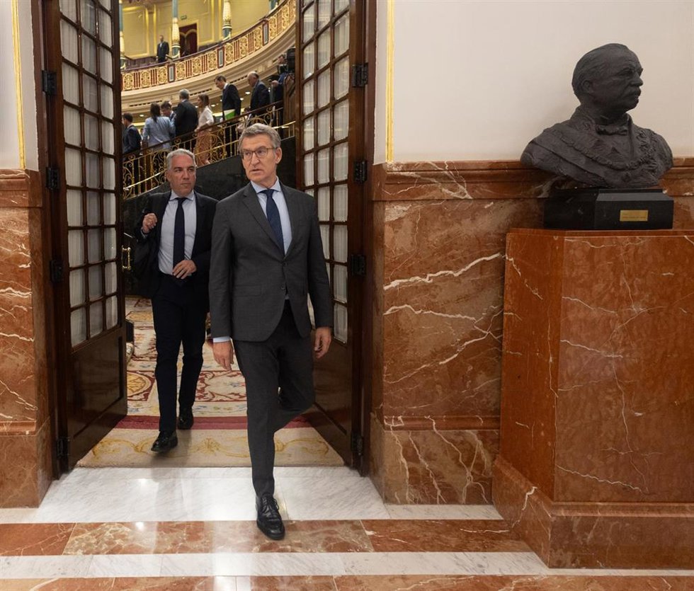 Archivo - El vicesecretario de Coordinación Autonómica y Local del PP, Elías Bendodo (i), y el presidente del Partido Popular, Alberto Núñez Feijóo (d), durante una sesión plenaria, en el Congreso de los Diputados, a 27 de junio de 2024. (Foto de archiv