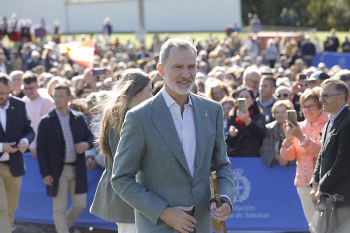 Archivo - El Rey Felipe VI a su llegada a la entrega del Premio al Pueblo Ejemplar de Asturias 2023, a 21 de octubre de 2023, en Arroes, Villaviciosa, Asturias.