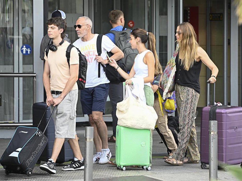 Martina Klein y Alex Corretja comienzan las vacaciones junto a sus hijos
