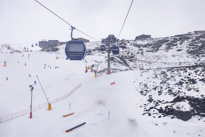 Archivo - Esquiadores en la estación de esquí de Sierra Nevada, en enero de 2024