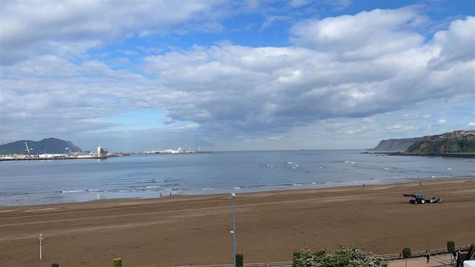 Archivo - Nubes sobre la playa de Ereaga de Getxo (Bizkaia).