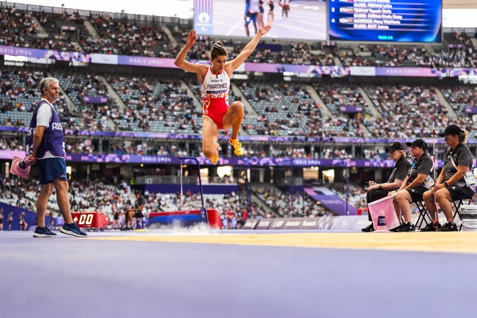 Sara Martínez durante la final de salto de longitud T12 de los Juegos Paralímpicos de París