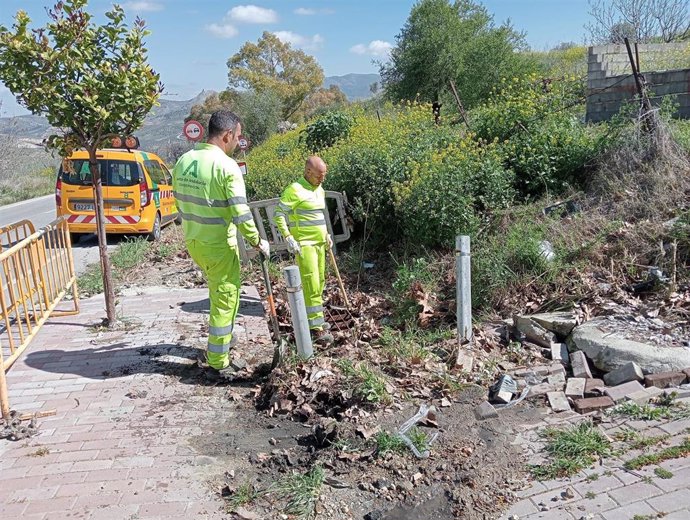 Labores de conservación de carreteras en Cádiz