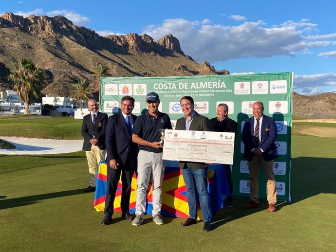 El vicepresidente de Diputación y diputado de Turismo, Fernando Giménez, en la entrega de trofeos.