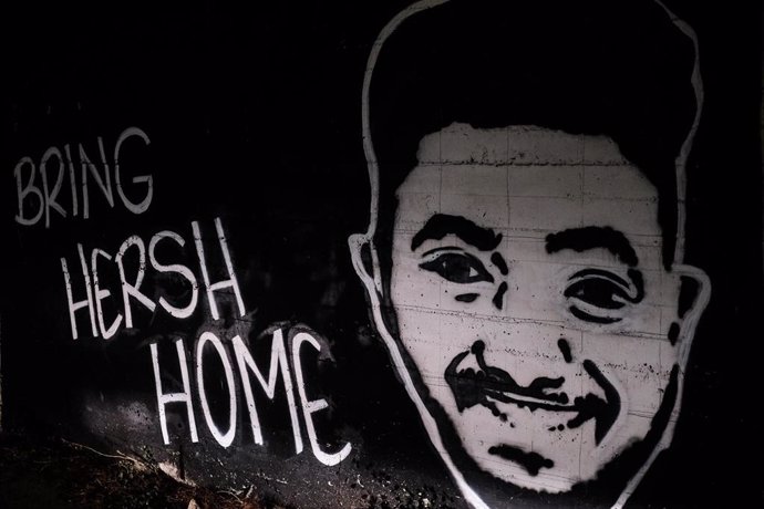 Un grafitti por la liberación del rehén israelí-estadounidense Hersh Goldberg-Polin, muerto en la Franja de Gaza 