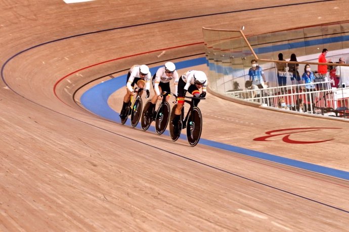 De izda a dcha: Ricardo Ten, Pablo Jaramillo y Alfonso Cabello en el podio con la medalla de plata en la prueba de Velocidad por equipos mixto 750 m C1-5 de los Juegos Paralímpicos de París