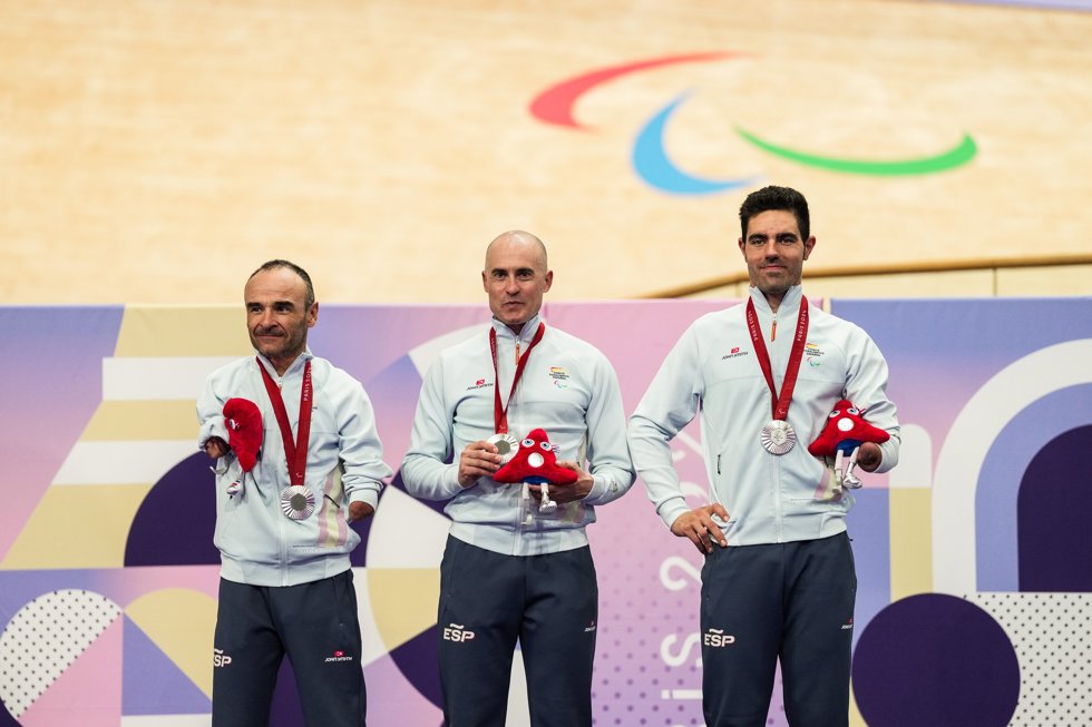 De izda a dcha: Ricardo Ten, Pablo Jaramillo y Alfonso Cabello en el podio con la medalla de plata en la prueba de Velocidad por equipos mixto 750 m C1-5 de los Juegos Paralímpicos de París