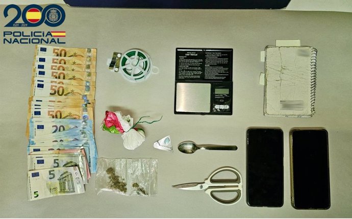 Detenido un hombre que llevaba encima cocaína y marihuana para vender en Maó