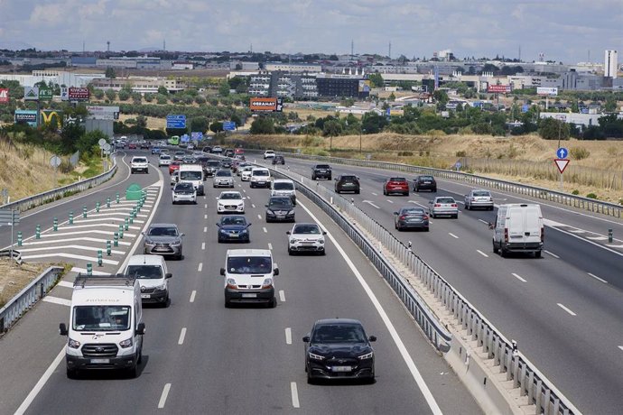 Varios coches circulan, con motivo de la operación salida del puente de agosto, en la A5, a 14 de agosto de 2024, en Madrid (España). 