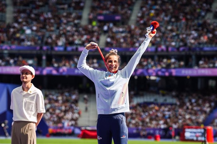 Sara Martínez celebra su medalla de plata en longitud T12 en Paris 2024