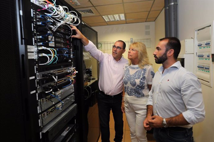 La alcaldesa en la oficina del Servicio Municipal de Informática