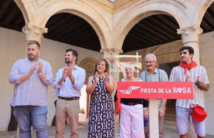 El secretario general del PSCyL, Luis Tudanca, acompañado por la eurodiputada socialista Iratxe García, durante la Fiesta de la Rosa en León