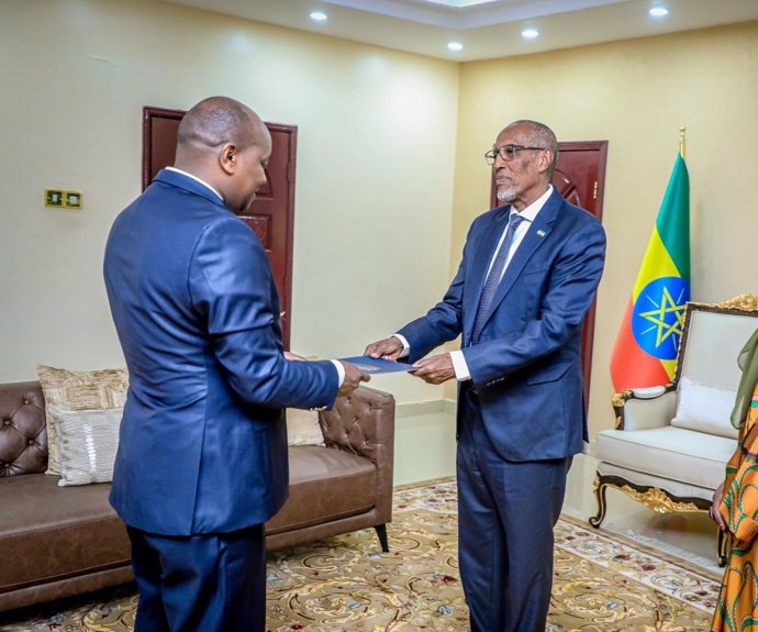 El presidente de Somalilandia, Musa Bihi Abdi, recibe al embajador de Etiopía, Teshome Shunde Hamito