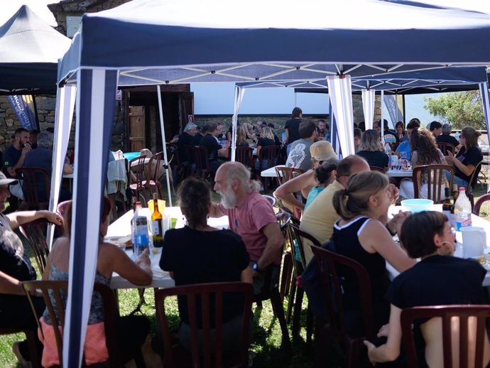 Ambiente en la comida popular celebrada en la Muestra de Cine de Ascaso.