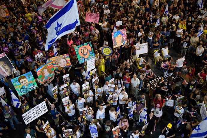 01 September 2024, Israel, Tel Aviv: Family, friends and supporters of Israeli hostages taken by Hamas in Gaza burn objects during a protest in Tel Aviv. Photo: Ilia Yefimovich/dpa