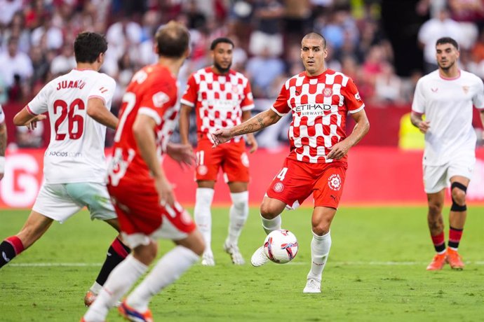 Oriol Romeu of Girona FC in action during the Spanish league, La Liga EA Sports, football match played between Sevilla FC and Girona FC at Ramon Sanchez-Pizjuan stadium on September 1, 2024, in Sevilla, Spain.