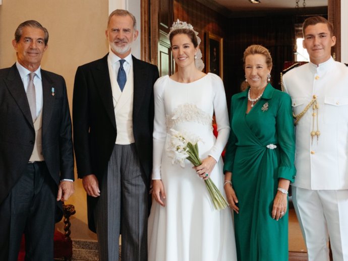 EL REY FELIPE VI POSA JUNTO A VICTORIA LÓPEZ QUESADA Y ENRIQUE MORENO DE LA COVA EN EL DÍA DE SU BODA