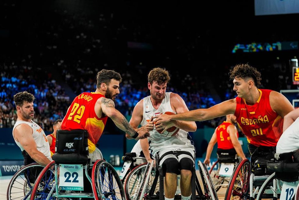 La selección española de baloncesto en silla durante su partido ante Países Bajos en Paris 2024