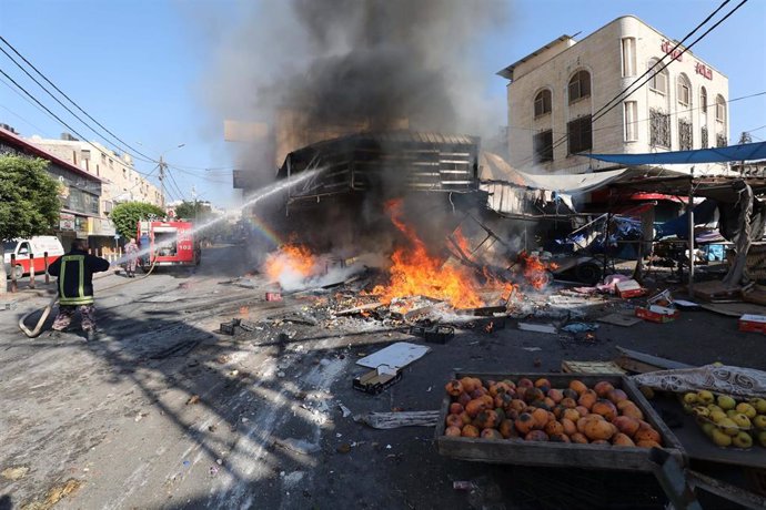 Incendio en Yenín provocado por los enfrentamientos entre milicias palestinas y tropas israelíes