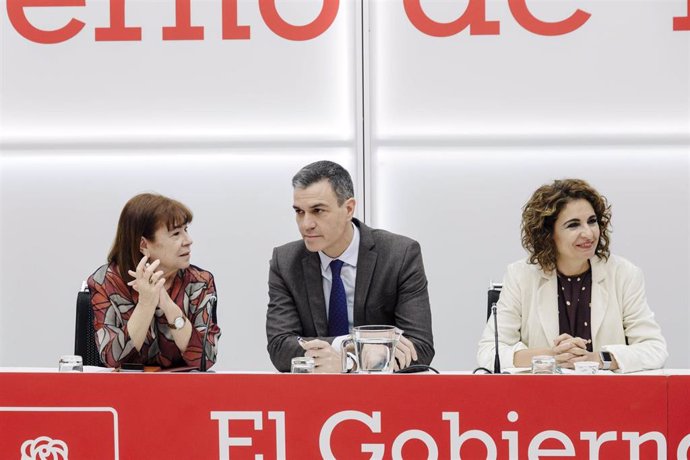 Archivo - (I-D) La presidenta del PSOE, Cristina Narbona; el secretario general del PSOE y presidente del Gobierno, Pedro Sánchez, y la ministra de Hacienda y Función Pública, María Jesús Montero, durante la reunión de la Comisión Ejecutiva Federal en Fer