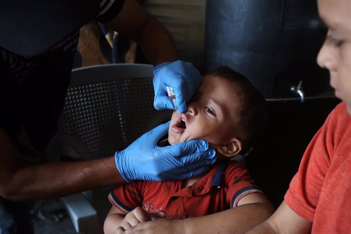 Un niño palestino recibe una dosis de la vacuna contra la poliomielitis en Deir al Balá, en el centro de la Franja de Gaza