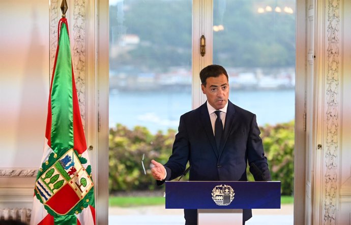 El Lehendakari, Imanol Pradales, durante la rueda de prensa tras el Consejo del Gobierno Vasco para iniciar su año político, en el Palacio de Miramar, a 29 de agosto de 2024, en San Sebastián, Guipúzcoa, País Vasco (España). 