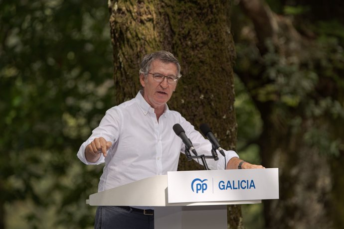 El presidente del PP, Alberto Núñez Feijóo, interviene durante la inauguración del nuevo curso político del Partido Popular, en Carballeira de San Xusto, a 31 de agosto de 2024, en Cerdedo-Cotobade, Pontevedra, Galicia (España).