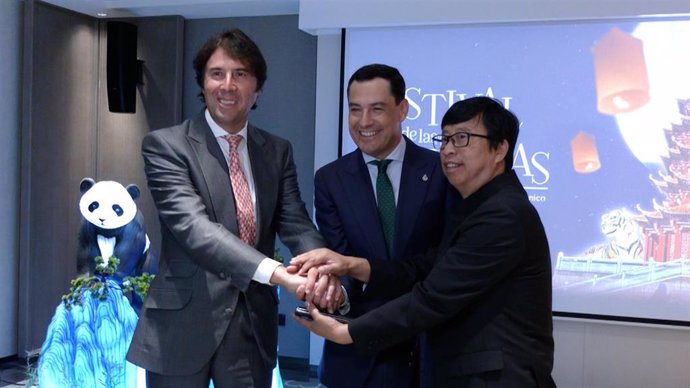 El presidente de la Junta de Andalucía, Juanma Moreno; el CEO de Ximenez Group, Mariano Ximénez, y el presidente de Lantern Group, Dechun Huang, en la firma de un acuerdo