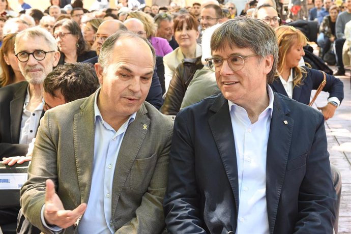 Archivo - El secretario general de Junts per Catalunya, Jordi Turull, y el expresidente de la Generalitat Carles Puigdemont