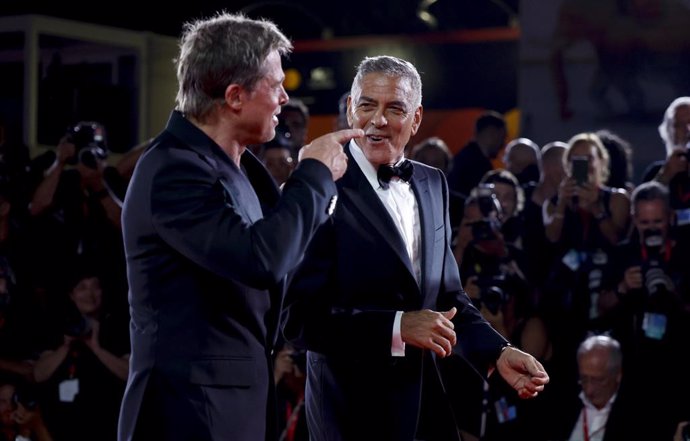 VÍDEO: El baile de Brad Pitt y George Clooney tras la ovación de 4 minutos en Venecia por Wolfs