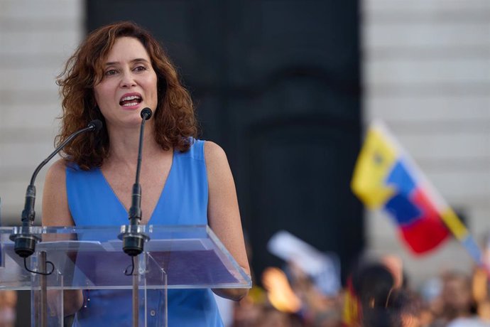 La presidenta de la Comunidad de Madrid, Isabel Díaz Ayuso, durante una nueva protesta contra el Gobierno venezolano de Nicolás Maduro, en la Puerta del Sol, a 17 de agosto de 2024. Archivo.