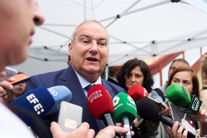 Jordi Hereu atendiendo a los medios a su llelgada al 38 encuentro de Ametic.