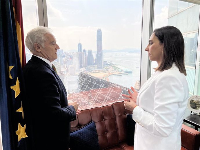 La consejera Sara Rubira con el cónsul de España en Hong Kong, Manuel Aguirre de Cárcer