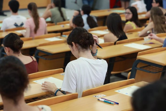 Archivo - Una estudiante haciendo un examen.