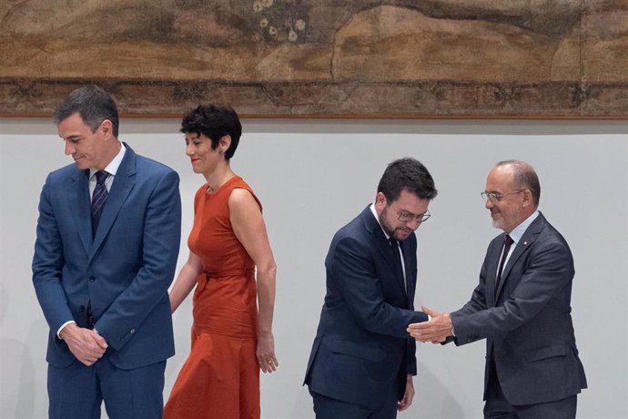 Archivo - Pedro Sánchez, Elma Saiz; Pere Aragonès, y Carles Campuzano, durante la firma del convenio de traspaso de la gestión del Ingreso Mínimo Vital (IMV), en el Palau de la Generalitat, a 24 de julio de 2024.