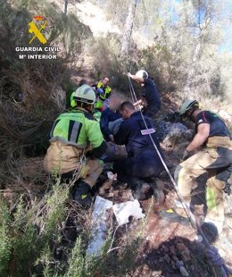 La Guardia Civil de Albacete participa en el rescate de una persona que se precipitó en una cascada dentro del término municipal de Letur.