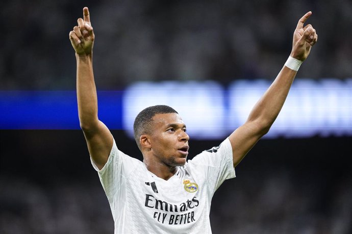 El jugador del Real Madrid Kylian Mbappé celebrando un gol ante el Real Betis en el Santiago Bernabéu.