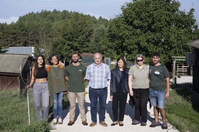 El consejero de Desarrollo Rural y Medio Ambiente, José Mari Aierdi, y la directora general de Medio Ambiente, Ana Bretaña, junto a representantes de GAN y técnicos del CRFS Ilundain en la visita realizada hoy.