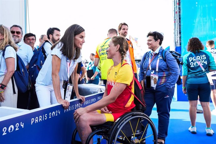 Eva Moral charla con SM la Reina Letizia tras su prueba del triatlón de los Juegos Paralímpicos de París