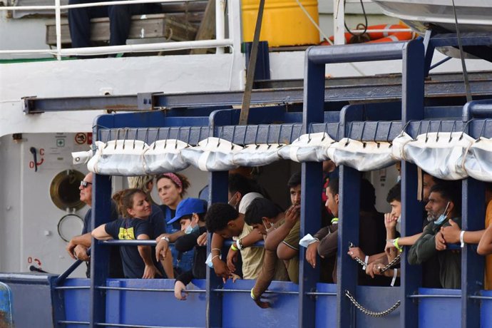 Archivo - Un barco con migrantes llega al puerto de Catania, en Sicilia