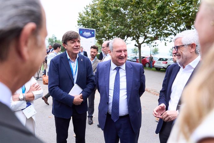 (I-D) El rector de la UIMP, Carlos Andradas; el ministro de Industria y Turismo, Jordi Hereu y el consejero delegado de Banco Santander España, Ángel Rivera, conversan a su llegada al '38 Encuentro de la Economía Digital y las Telecomunicaciones'.