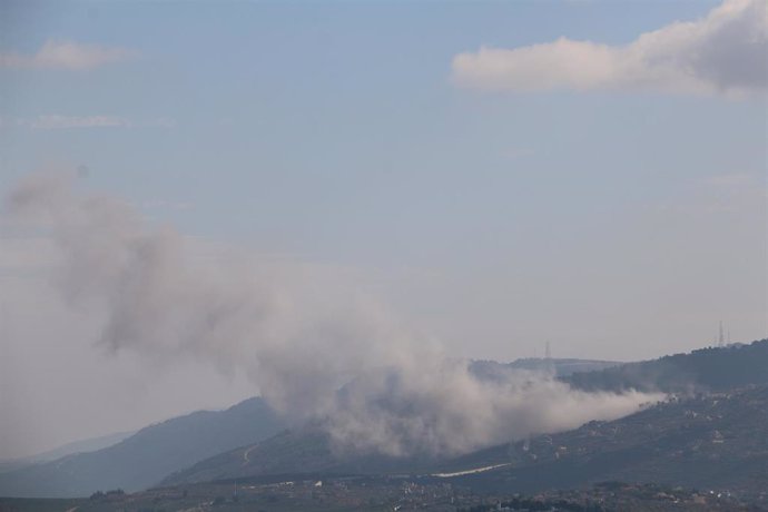 Columna de humo tras un bombardeo del Ejército de Israel contra la ciudad de Kafarkila, en el sur de Líbano (archivo)