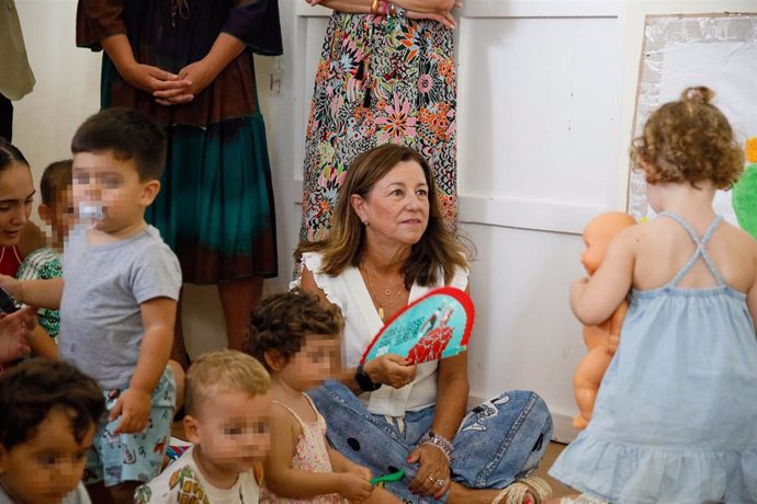 La consejera de Desarrollo Educativo y Formación Profesional, María del Carmen Castillo (c), durante la visita a la Escuela Infantil Torre de los Ángeles. A 02 de septiembre de 2024, en Almería (Andalucía, España). 