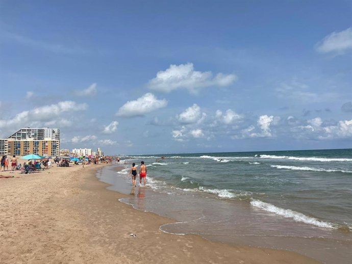 Playa de El Perellonet, en València este sábado, horas después de que hayan aparecido unos restos humanos