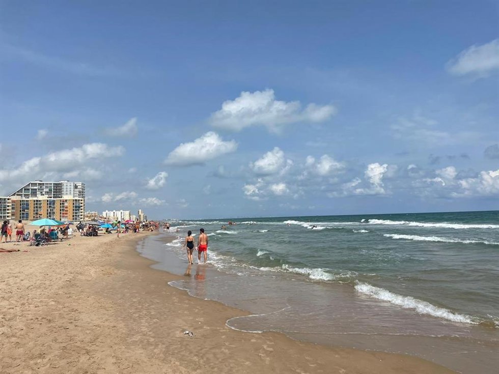 Playa de El Perellonet, en Valncia este sábado, horas después de que hayan aparecido unos restos humanos