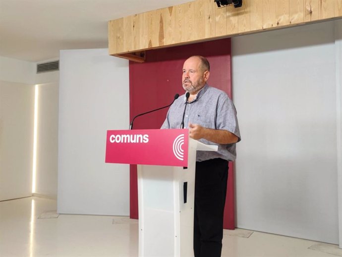 El portavoz de los Comuns, Joan Mena, en una rueda de prensa en la sede del partido en Barcelona (Catalunya), a 2 de septiembre de 2024