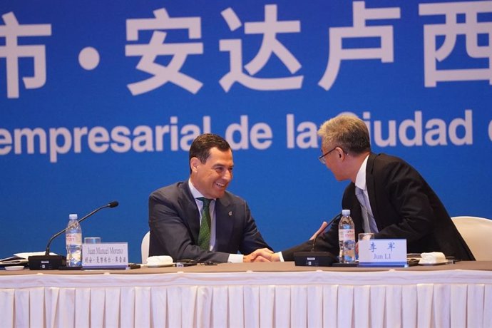 El presidente de la Junta de Andalucía, Juanma Moreno, en el encuentro mantenido con empresarios de Zhejiang en el marco de su gira institucional por China.