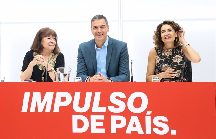 (I-D) La presidenta del PSOE, Cristina Narbona, el presidente del Gobierno y Secretario General del PSOE, Pedro Sánchez y la vicesecretaria general del PSOE, vicepresidenta primera del Gobierno y ministra de Hacienda, María Jesús Montero, durante la reuni