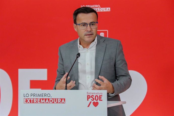 El secretario general del PSOE de Extremadura, Miguel Ángel Gallardo, en rueda de prensa en la sede del partido.